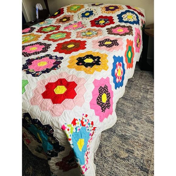 Vintage handmade Quilt Grandmother's Flower Garden 50s 60s 70s fabrics 102 x 88" - Picture 6 of 16